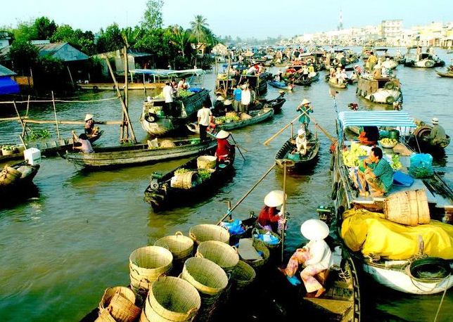 Phung-Hiep-Nga-Bay-floating-market-mekong-delta-vietnam-1